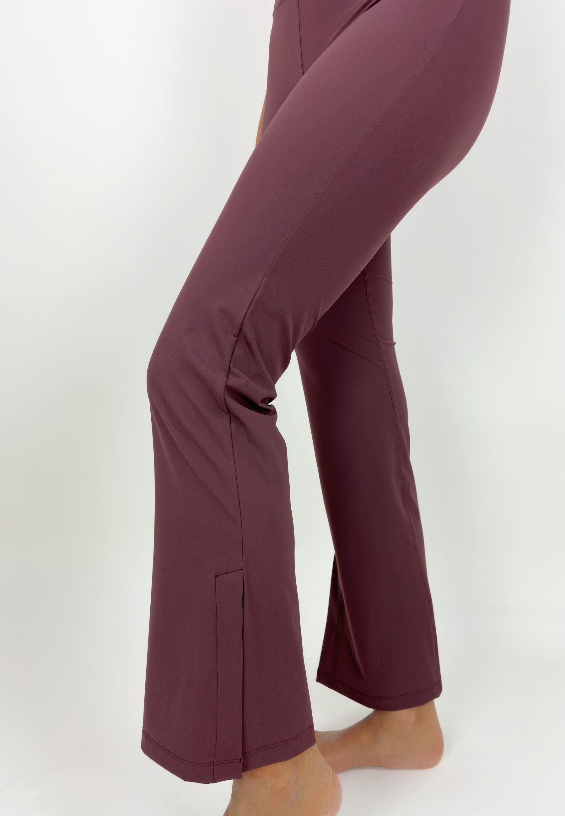 High-waisted bell-bottom leggings with slits in Reshape fabric